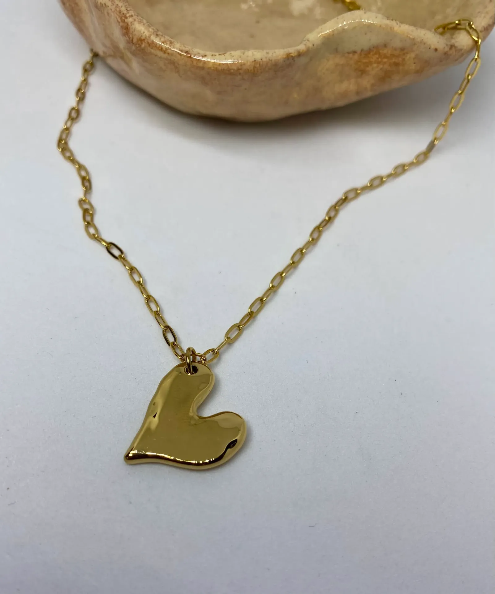 [C1081] COLLAR CORAZON MARTILLADO (dorado)